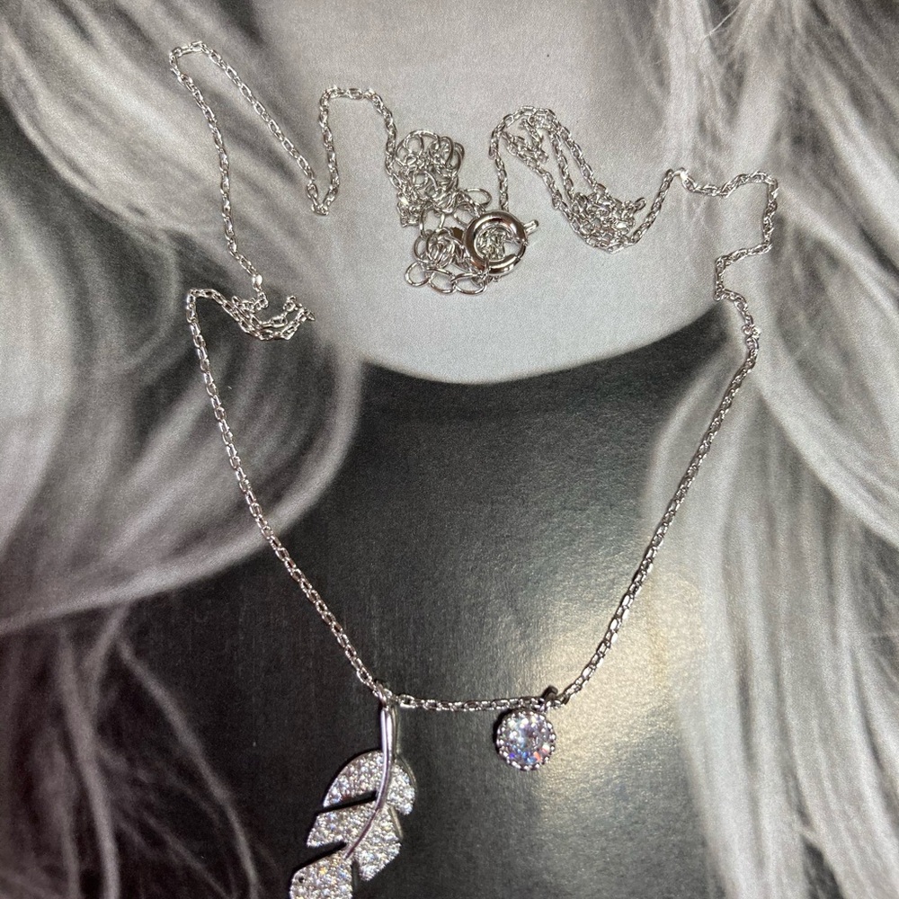 🌟 Sterling Silver 925 CZ Leave Necklace - Picture 4 of 4